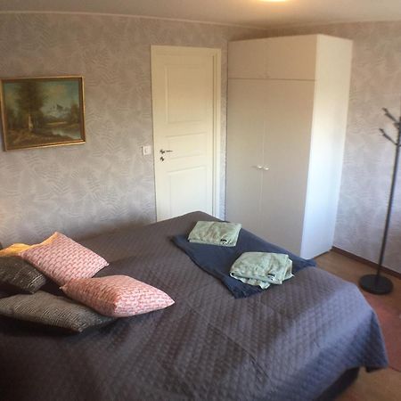 Dubbelrum Med Extrasaeng Pa Markplan I Lugnt Villaomrade マルメ エクステリア 写真