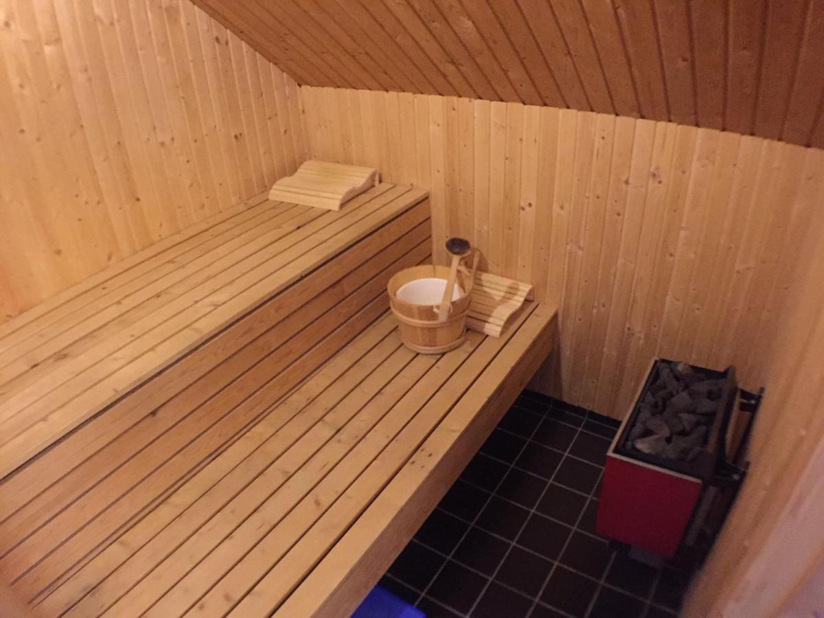 Dubbelrum Med Extrasaeng Pa Markplan I Lugnt Villaomrade マルメ エクステリア 写真