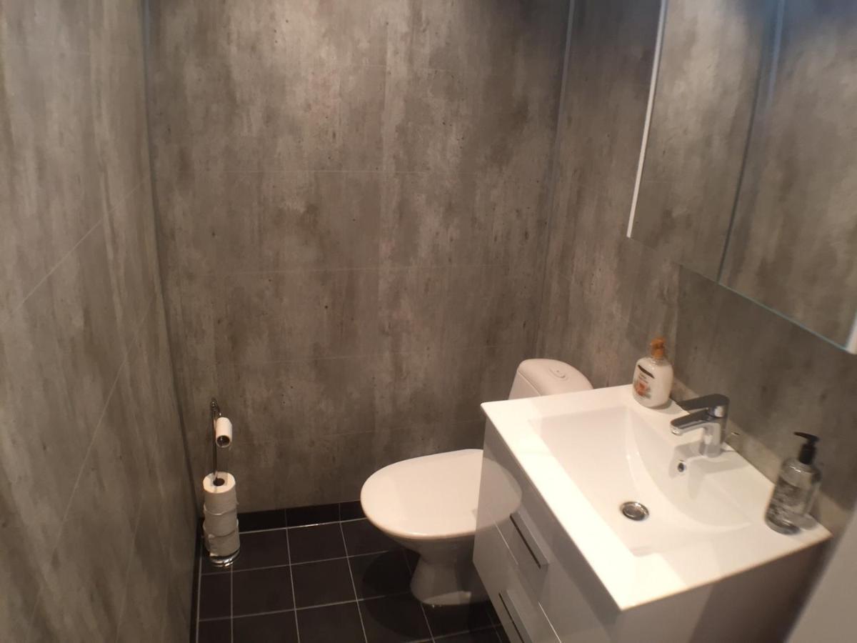 Dubbelrum Med Extrasaeng Pa Markplan I Lugnt Villaomrade マルメ エクステリア 写真