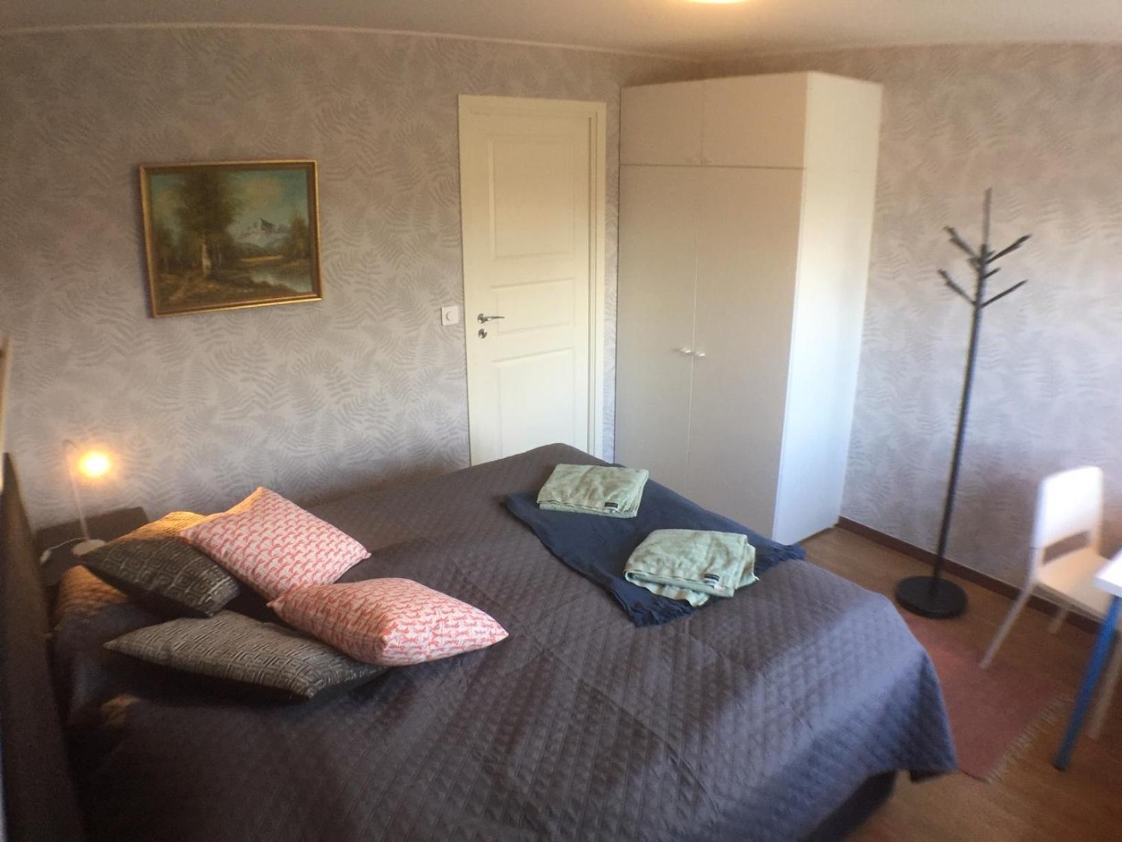 Dubbelrum Med Extrasaeng Pa Markplan I Lugnt Villaomrade マルメ エクステリア 写真